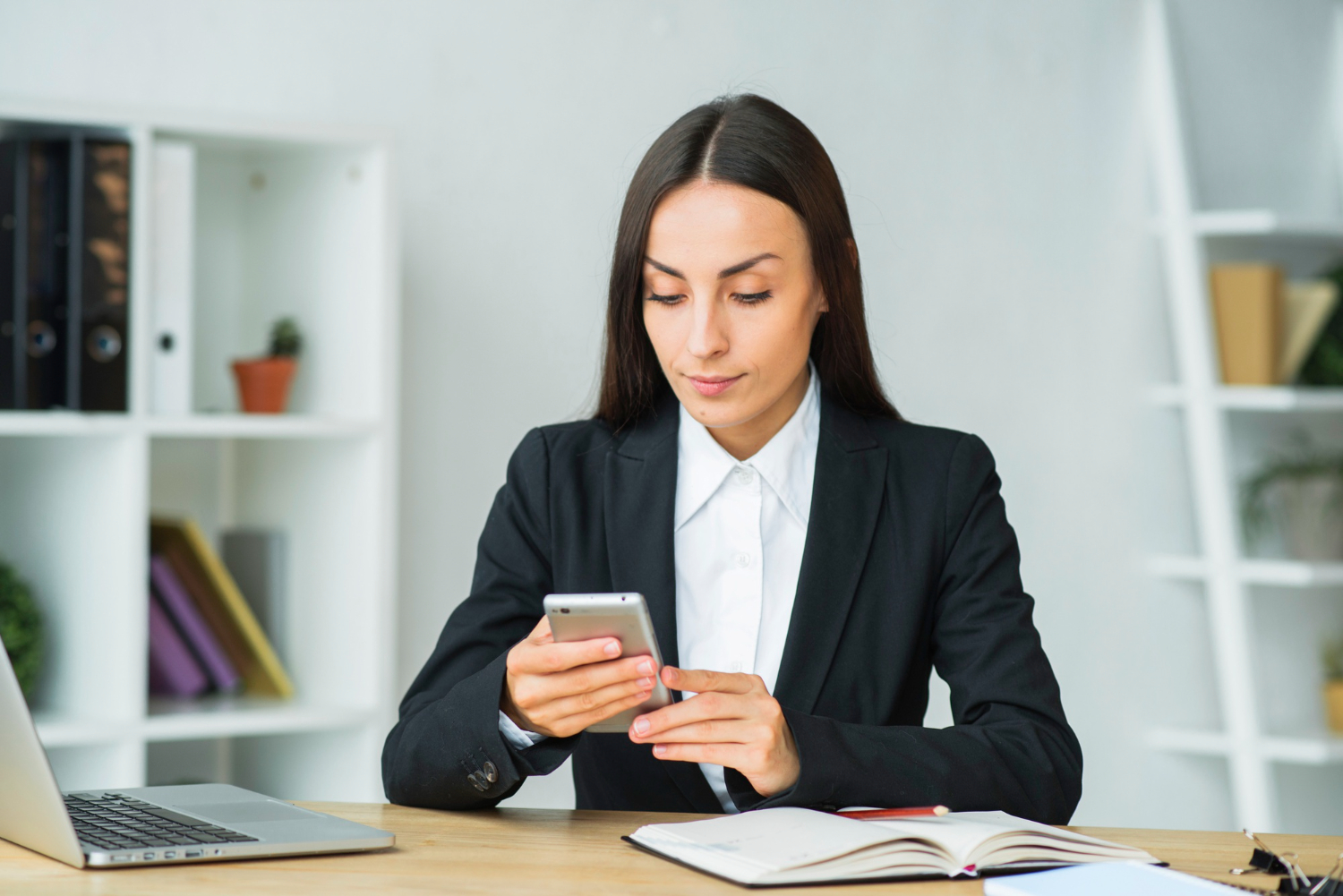 2024’s Top Lone Worker Devices: Ensuring Safety with Style